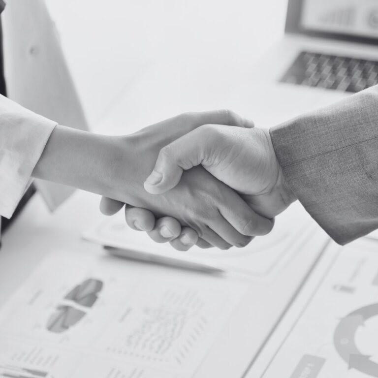 Profesionales cerrando una venta en inglés.