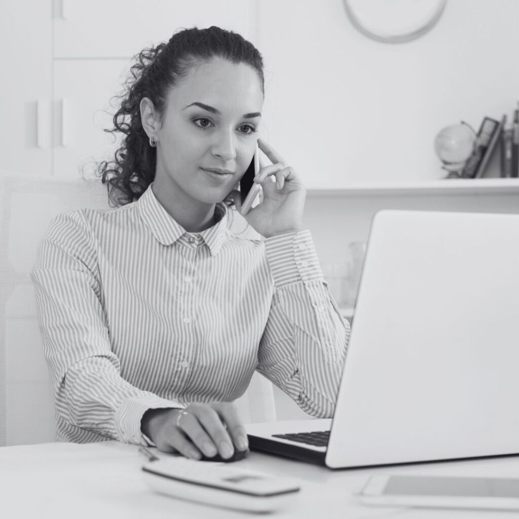 Administrativa formándose en inglés online específico para funciones de administración.