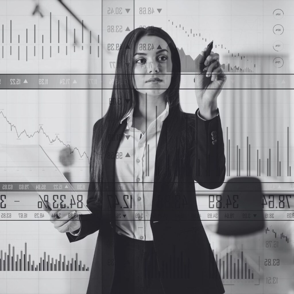 Profesional de las finanzas interpretando datos en inglés.