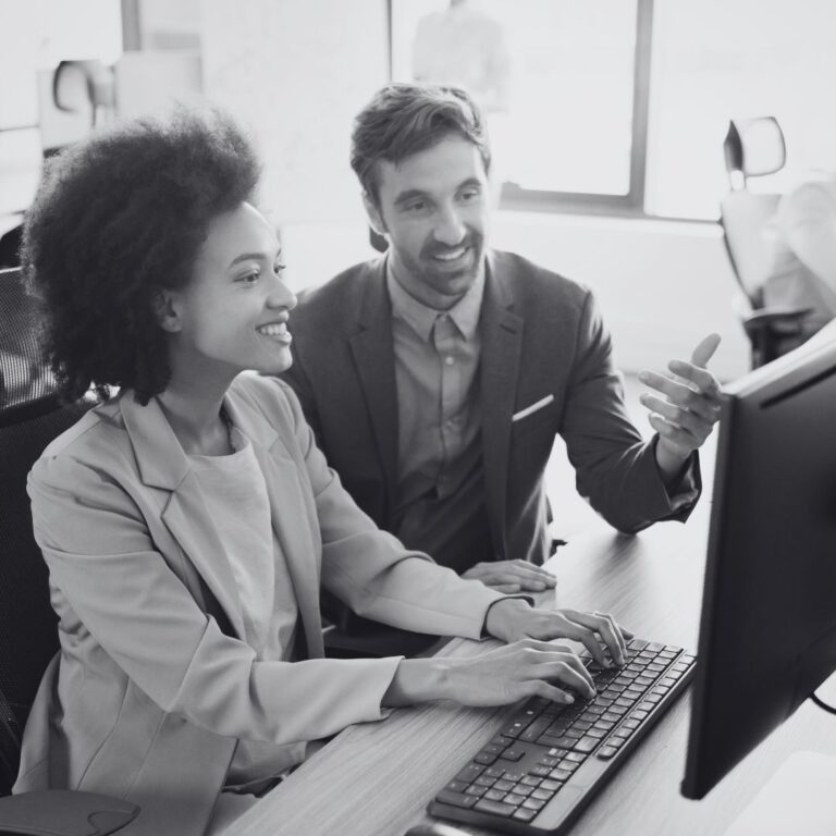 Profesionales de IT formándose en inglés online específico para entornos tecnológicos.